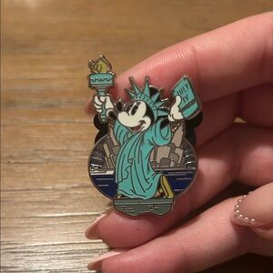 Disney NYC Exclusive Minnie Mouse Statue of Liberty Pin